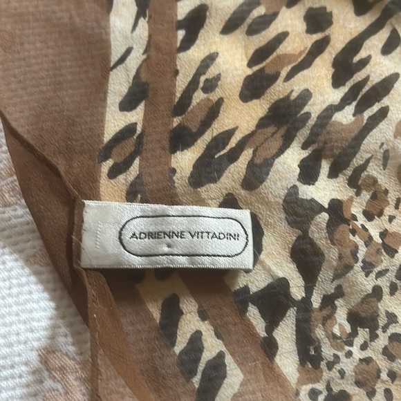 Silk scarf with animal patterns - Picture 2 of 3